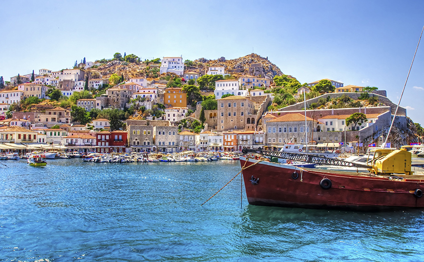 Παραδοσιακές βάρκες στο λιμάνι της Ύδρας Παραδοσιακές βάρκες στο λιμάνι της Ύδρας