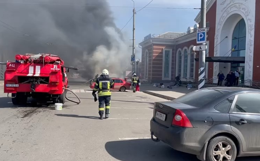 Ρωσικός βομβαρδισμός στον σιδηροδρομικό σταθμό του Κραματόρσκ: Ο Ζελένσκι κατήγγειλε το «κακό δίχως όριο»