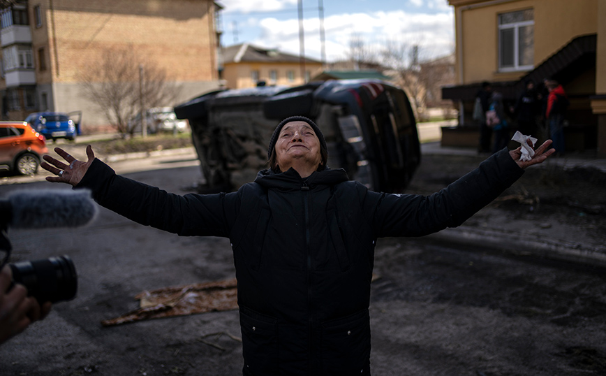 Ουκρανή κλαίει για τη σφαγή στη Μπούκα Ουκρανή κλαίει για τη σφαγή στη Μπούκα