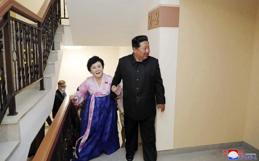 Βόρεια Κορέα: Ο Κιμ Γιονγκ Ουν χάρισε ένα διαμέρισμα στην πιο γνωστή παρουσιάστρια της χώρας