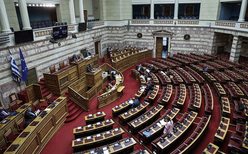 Βουλή: Στην Ολομέλεια η αναστολή της ρήτρας αναπροσαρμογής και το πλαφόν στη χονδρική
