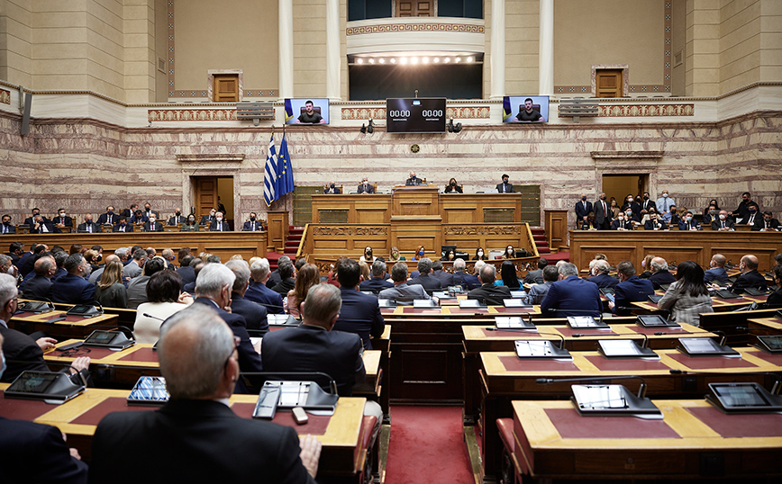 «Πάγωσαν» οι Έλληνες βουλευτές όταν άκουσαν να μιλάει στην Ολομέλεια μέλος του φερόμενου νεοναζιστικού τάγματος Αζόφ