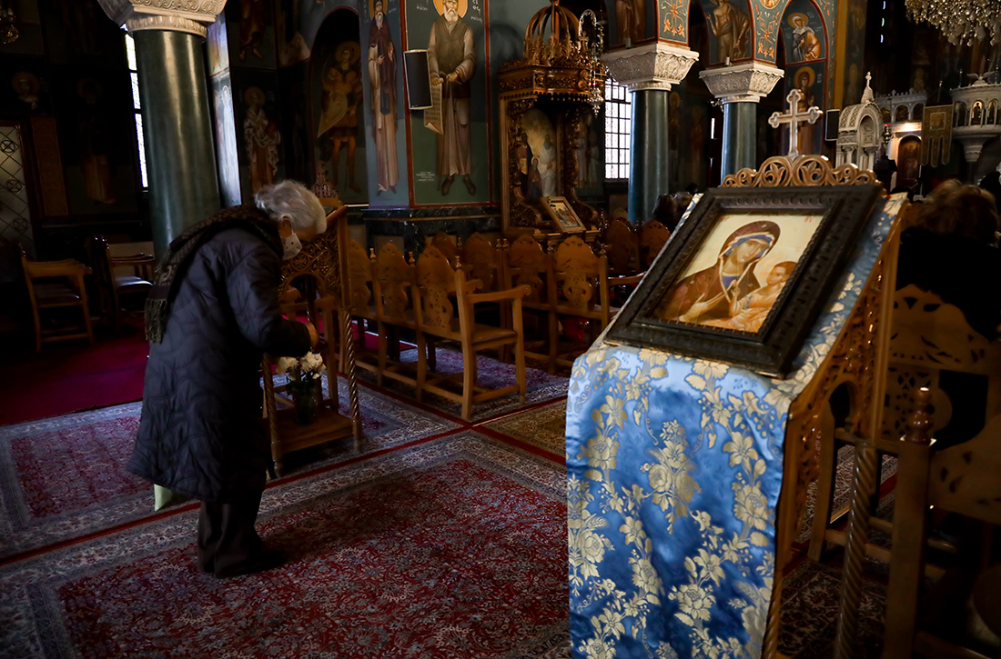 Γυναίκα σε εκκλησία προσεύχεται Γυναίκα σε εκκλησία προσεύχεται