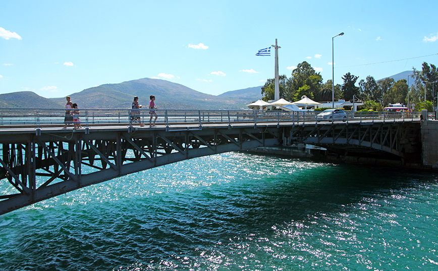 Κόσμος διασχίζει τη γέφυρα της Χαλκίδας Κόσμος διασχίζει τη γέφυρα της Χαλκίδας