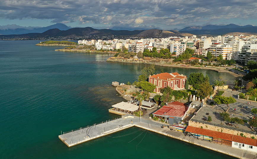 Το χαρακτηριστικό κόκκινο κτίριο στη Χαλκίδα Το χαρακτηριστικό κόκκινο κτίριο στη Χαλκίδα