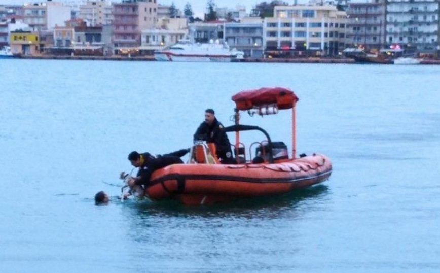 Χίος: Η στιγμή που νεαρή υπαξιωματικός του Λιμενικού βουτάει στο λιμάνι για να σώσει σκυλάκι που πνιγόταν
