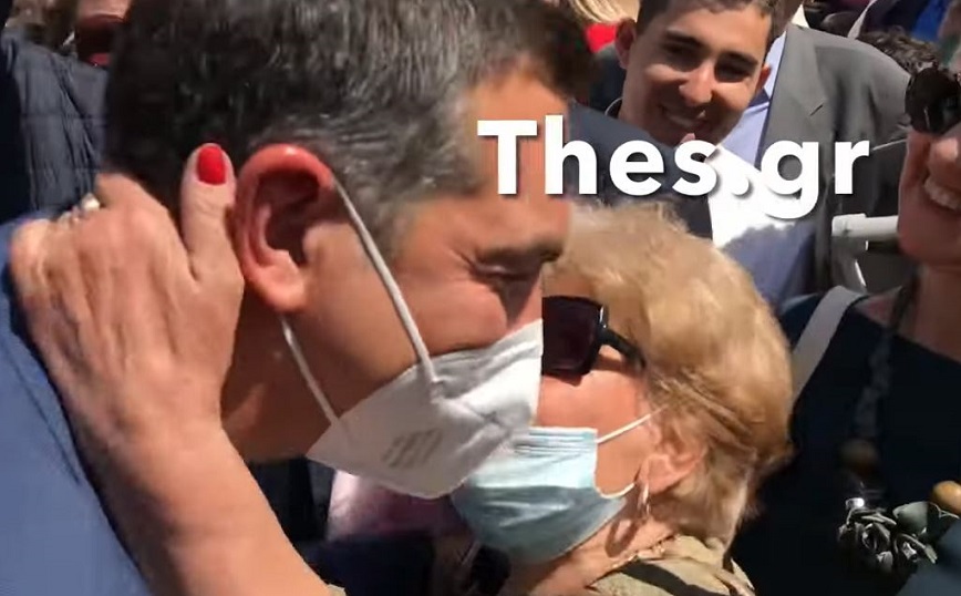 Επίθεση… αγάπης στον Αλέξη Τσίπρα: «Εσύ τι έκανες με τον ΕΝΦΙΑ; Έλα να σε φιλήσω»