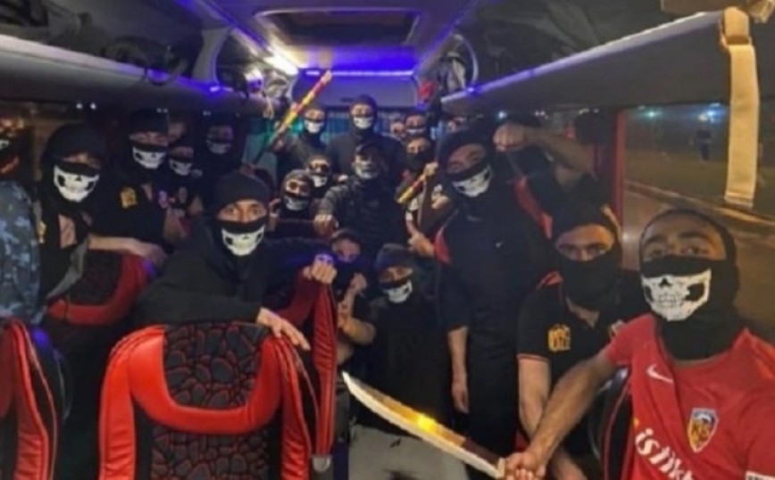 Τουρκία: Με γιαταγάνια στον τελικό του κυπέλλου οι οπαδοί της Καϊσέρισπορ – Δείτε το βίντεο