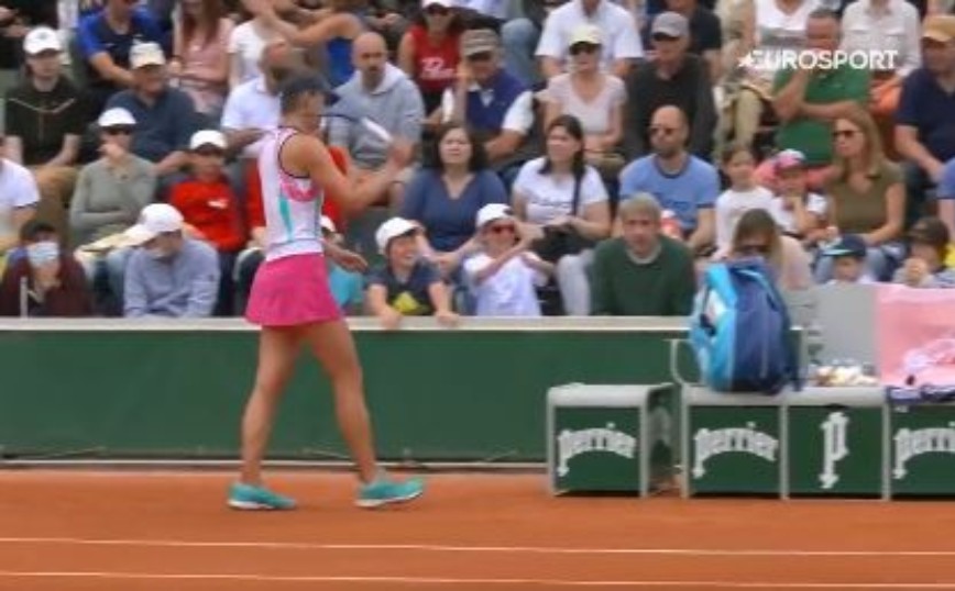 Roland Garros: Τενίστρια χτύπησε παιδί με τη ρακέτα αλλά δεν αποβλήθηκε – Δείτε το βίντεο