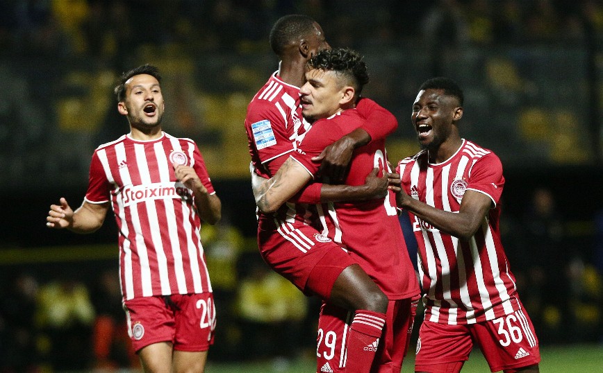 Super League: Νίκησε τον Άρη ο Ολυμπιακός και έδωσε… πάσα στην ΑΕΚ