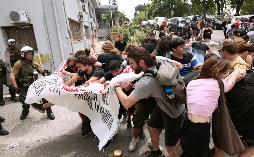 Θεσσαλονίκη: «Ένας αστυνομικός και ένας ιδιώτης στο νοσοκομείο από τα επεισόδια στο ΑΠΘ» λέει η ΕΛΑΣ