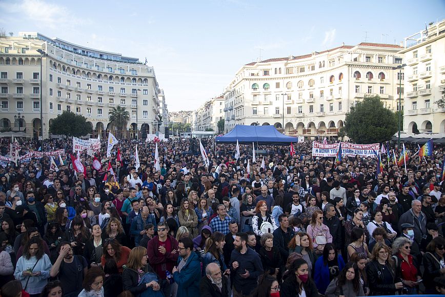 Θεσσαλονίκη: Χιλιάδες κόσμου στην Αντιπολεμική Συναυλία στην πλατεία Αριστοτέλους – Δείτε φωτογραφίες
