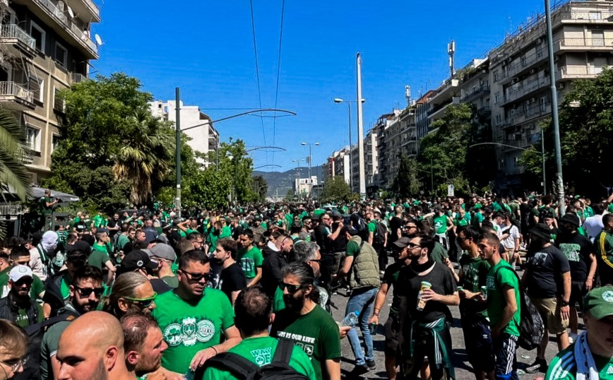 Οπαδοί του Παναθηναϊκού στον κεντρικό σύνδεσμο της Θύρας 13 Οπαδοί του Παναθηναϊκού στον κεντρικό σύνδεσμο της Θύρας 13