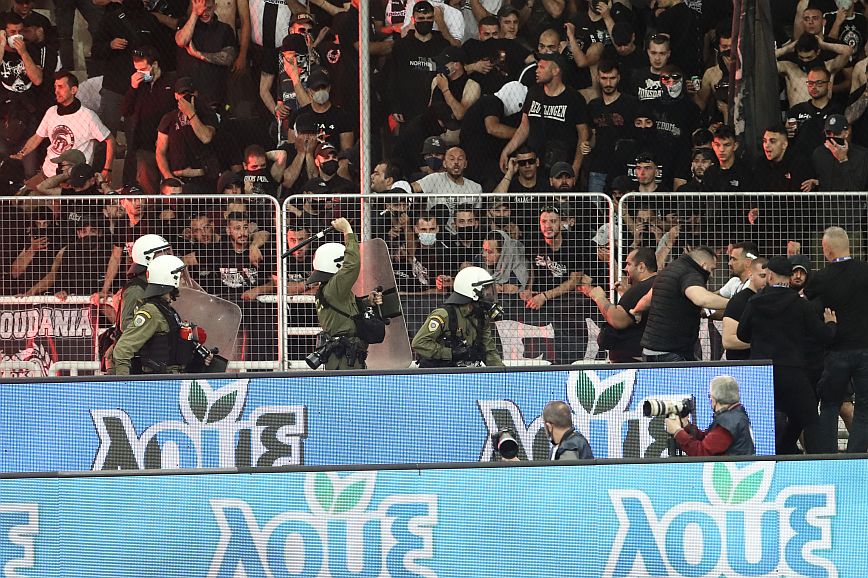 Τελικός Κυπέλλου Ελλάδας: Συνελήφθησαν 17 άτομα – Τι αναφέρουν για τα επεισόδια πηγές της ΕΛΑΣ