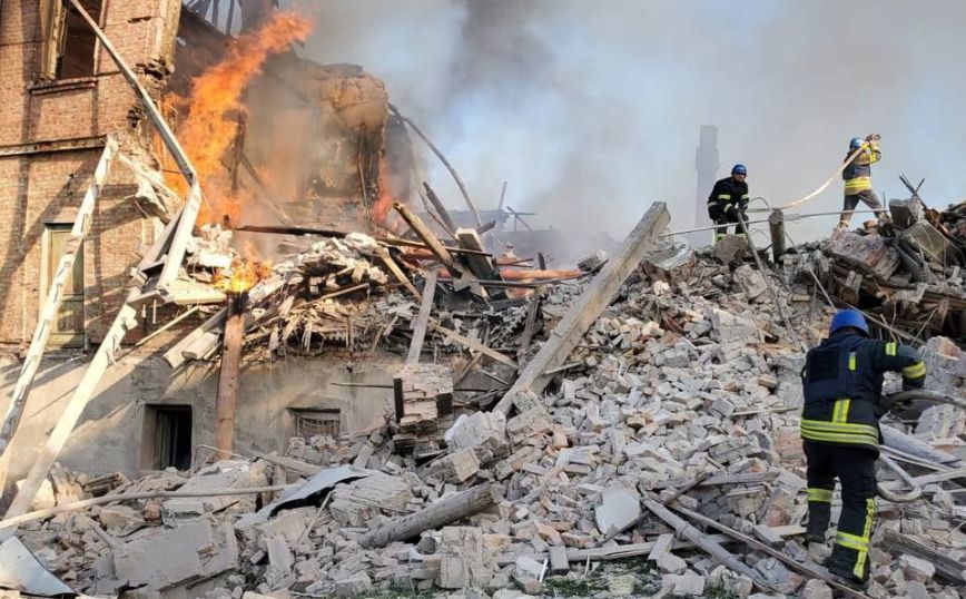 Πόλεμος στην Ουκρανία: Έξι νεκροί άμαχοι στην Πριβίλα – Αναφορές για χτύπημα σε σχολείο χωρίου κοντά στην Λισιτσάνσκ