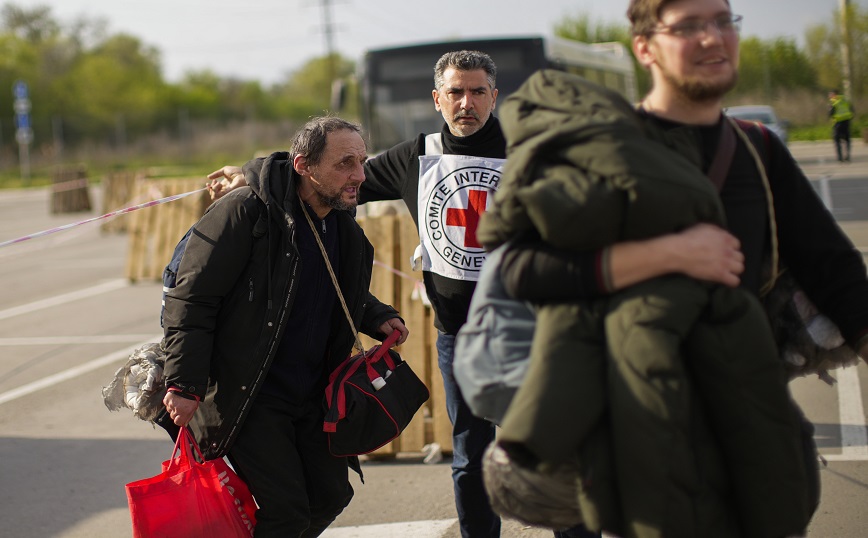 Ουκρανία: «Οι Ρώσοι άνοιξαν πυρ σε όχημα που κατευθυνόταν στο Azovstal για να απομακρύνει αμάχους»