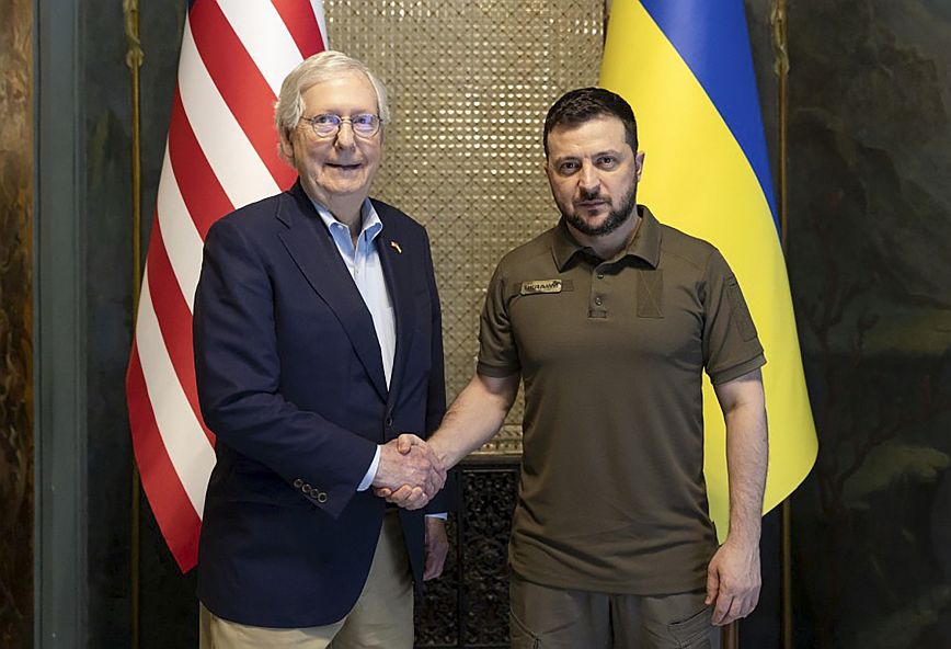 Ουκρανία: Ο επικεφαλής των Ρεπουμπλικάνων Μιτς ΜαΚόνελ στο Κίεβο για συνομιλίες με τον Ζελένσκι