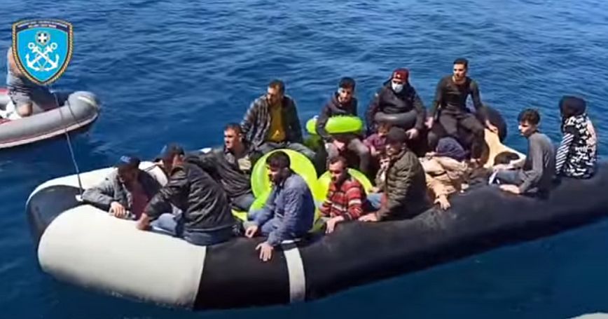Ρόδος: Το Λιμενικό διέσωσε 20 μετανάστες – Δείτε το βίντεο της επιχείρησης
