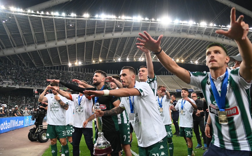 Πανηγυρίζουν με το κύπελλο οι παίκτες του Παναθηναϊκού Πανηγυρίζουν με το κύπελλο οι παίκτες του Παναθηναϊκού