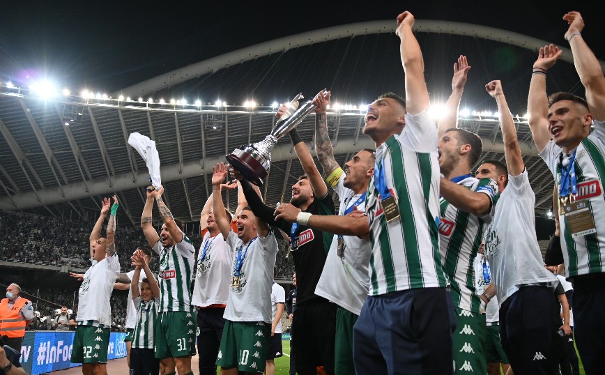 Πανηγυρίζουν με το κύπελλο οι παίκτες του Παναθηναϊκού Πανηγυρίζουν με το κύπελλο οι παίκτες του Παναθηναϊκού