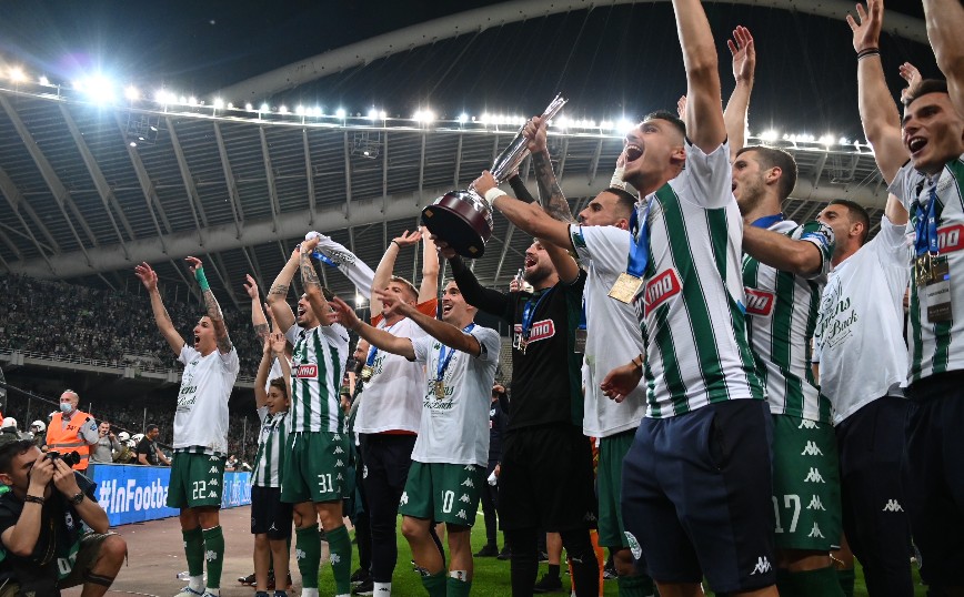 Πανηγυρίζουν με το κύπελλο οι παίκτες του Παναθηναϊκού Πανηγυρίζουν με το κύπελλο οι παίκτες του Παναθηναϊκού