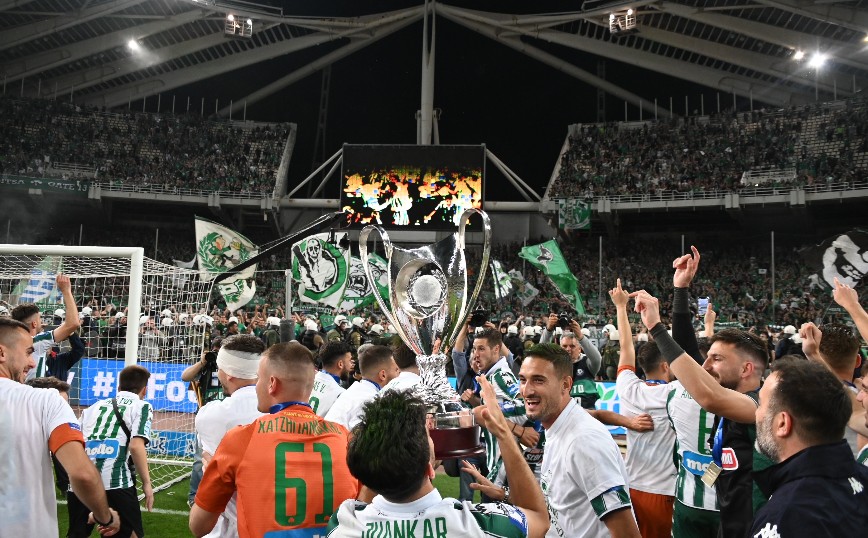 Πανηγυρίζουν με το κύπελλο οι παίκτες του Παναθηναϊκού Πανηγυρίζουν με το κύπελλο οι παίκτες του Παναθηναϊκού