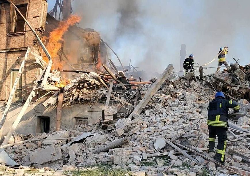 Πόλεμος στην Ουκρανία: Βομβαρδισμός σχολείου – Δύο νεκροί και δεκάδες εγκλωβισμένοι στα συντρίμμια