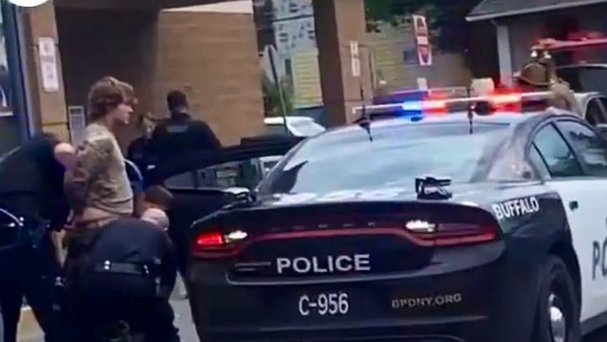 ΗΠΑ: Πολλαπλοί πυροβολισμοί σε σούπερ μάρκετ στο Μπάφαλο – Δέκα άνθρωποι νεκροί