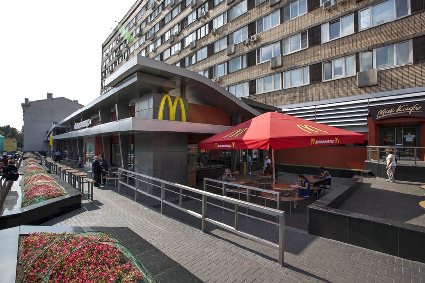 «Αντίο» στη Ρωσία λένε τα McDonald’s: Αποχωρούν λόγω του πολέμου στην Ουκρανία