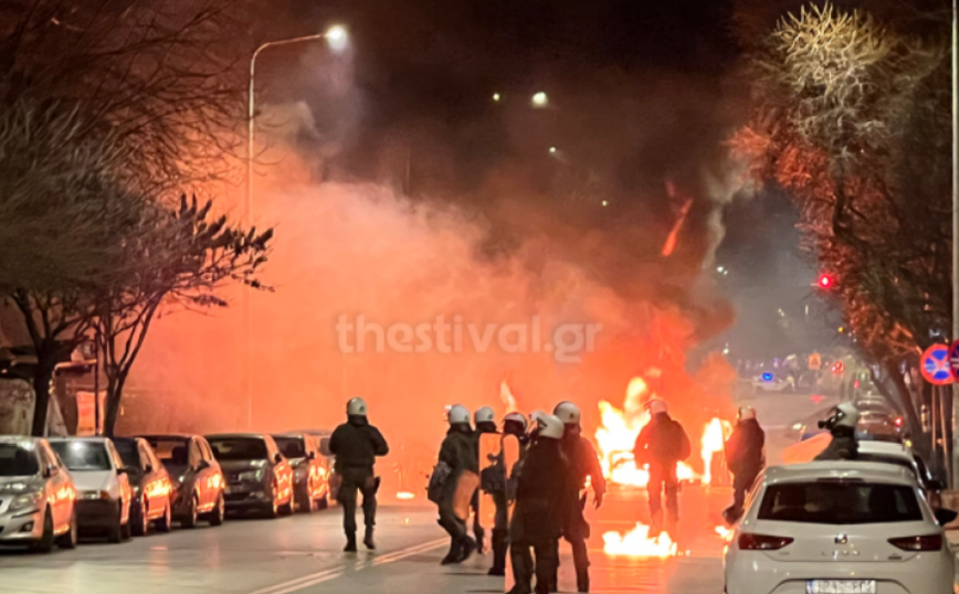 Θεσσαλονίκη: Επεισόδια έξω από τη Θεολογική Σχολή με ρίψη μολότοφ σε διμοιρία των ΜΑΤ