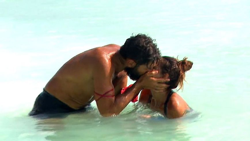 Survivor: Καυτά φιλιά αντάλλαξαν Μαρτίκας και Ανδριώτου στη θάλασσα