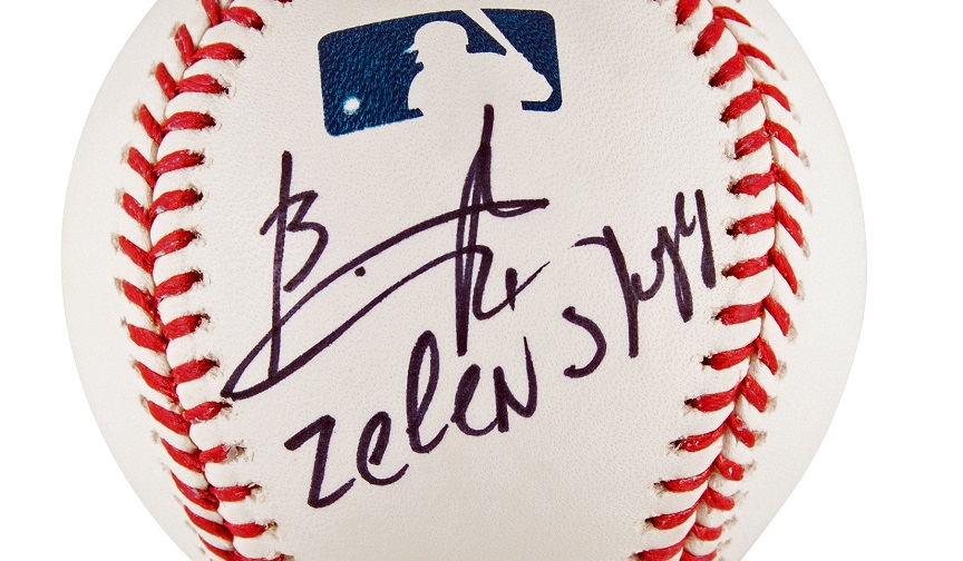 Ζελένσκι: Δισεκατομμυριούχος αγόρασε την σπάνια μπάλα μπέιζμπολ με την υπογραφή του