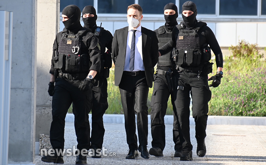 Στο δικαστήριο ο Μπάμπης Αναγνωστόπουλος για την ώρα της κρίσης