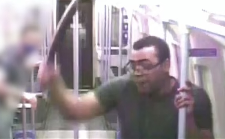 Λονδίνο: Σοκαριστικές σκηνές στο μετρό &#8211; Έβγαλε τη ματσέτα κι άρχισε να μαχαιρώνει τον κόσμο