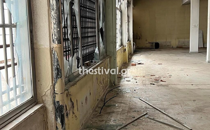 Γκρέμισαν τα πάντα στο ισόγειο του Βιολογικού στο ΑΠΘ