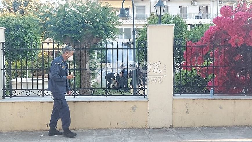 Καλαμάτα: Συνελήφθη 36χρονος με σιδερολοστό που είχε εισβάλλει σε προαύλιο χώρο κεντρικής τράπεζας – Δείτε βίντεο