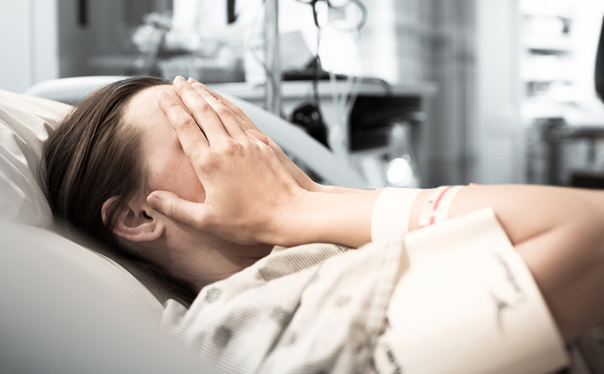 Γυναίκα ασθενής ξαπλωμένη στο κρεβάτι του νοσοκομείου