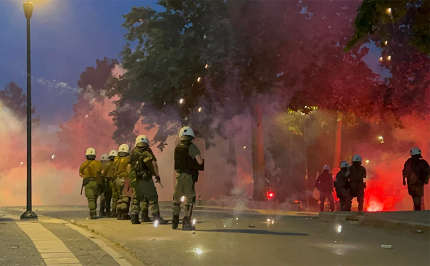 Νέα επεισόδια τώρα στο ΑΠΘ με κουκουλοφόρους και τα ΜΑΤ