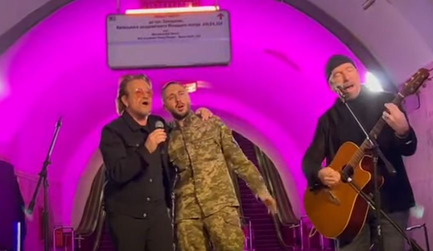 Ο Bono και ο Edge των U2 τραγούδησαν στο μετρό του Κιέβου για την ελευθερία – Δείτε βίντεο
