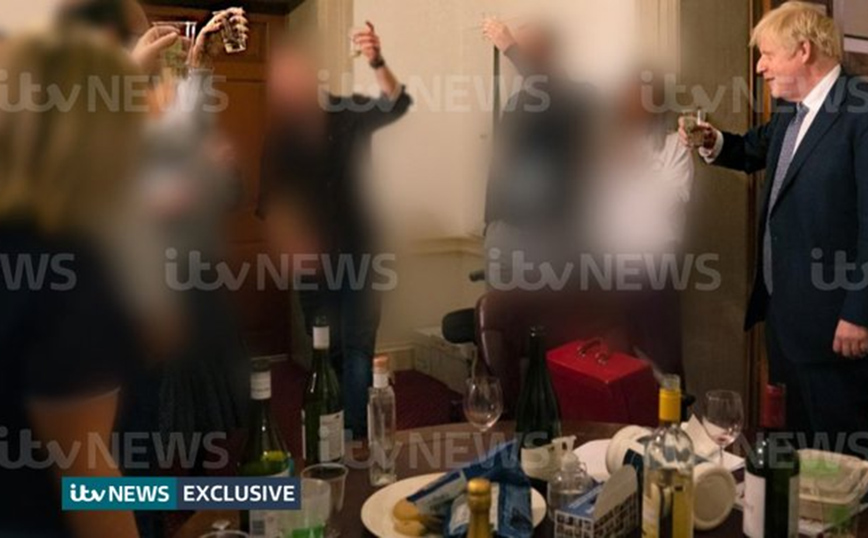 Partygate: Νέες φωτογραφίες «καίνε» τον Μπόρις Τζόνσον – Διασκεδάζει κρατώντας ένα ποτήρι στο χέρι