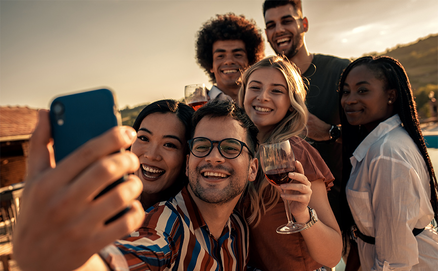 Φίλοι βγάζουν σέλφι Φίλοι βγάζουν σέλφι