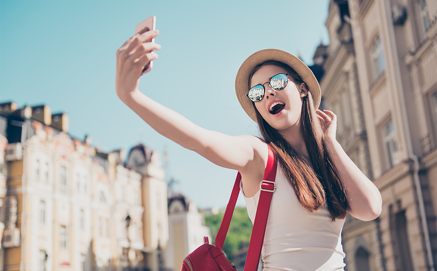 Γιατί δεν πρέπει να ανεβάζετε σε Facebook και Instagram φωτογραφίες από τις διακοπές – Ο κίνδυνος να χάσετε πολλά λεφτά