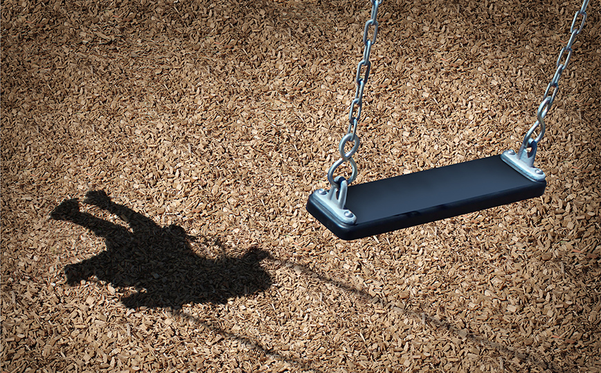 Άδεια κούνια και σκιά παιδιού Άδεια κούνια και σκιά παιδιού