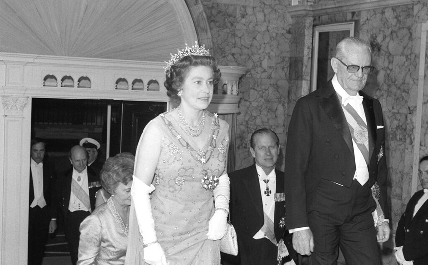 Εντυπωσιακή η Βασίλισσα Ελισάβετ σε παλιότερη έξοδο Εντυπωσιακή η Βασίλισσα Ελισάβετ σε παλιότερη έξοδο