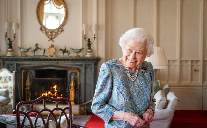 Βασίλισσα Ελισάβετ: Αναλύοντας το μοναδικό και «διπλωματικό» στυλ που ντύνεται – «Είναι ο εαυτός της»