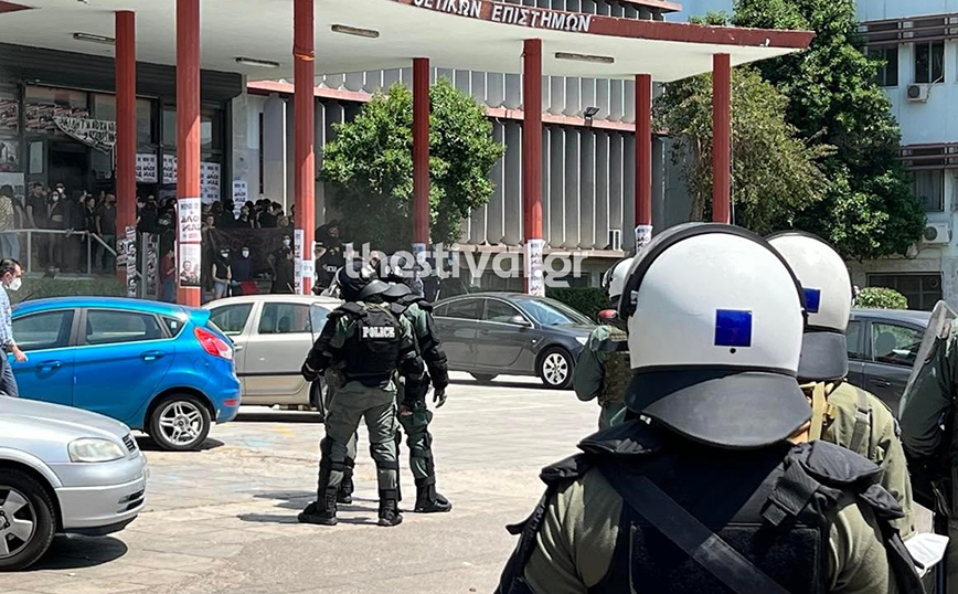 Επεισόδια μεταξύ κουκουλοφόρων και αστυνομικών μέσα στο ΑΠΘ Επεισόδια μεταξύ κουκουλοφόρων και αστυνομικών μέσα στο ΑΠΘ