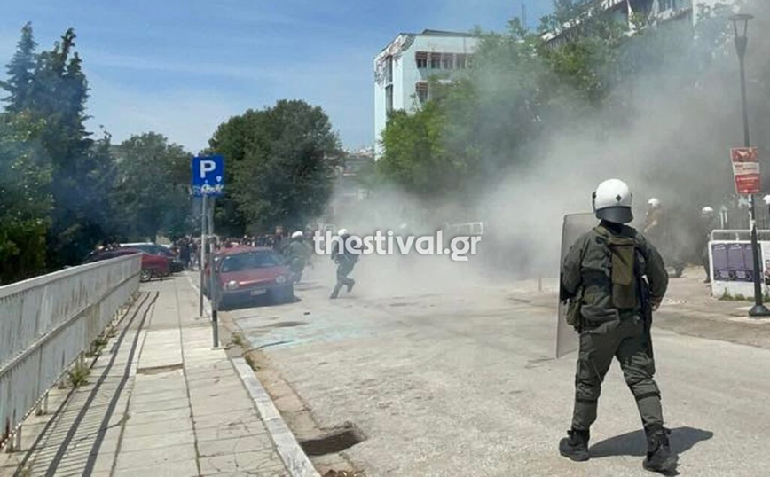 Επεισόδια στο ΑΠΘ: Ξύλο φοιτητών με ΜΑΤ &#8211; Πετροπόλεμος, χημικά και τρεις συλλήψεις