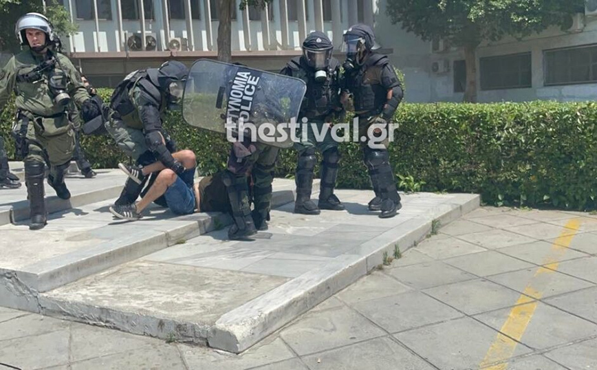 Επεισόδια μεταξύ κουκουλοφόρων και αστυνομικών μέσα στο ΑΠΘ Επεισόδια μεταξύ κουκουλοφόρων και αστυνομικών μέσα στο ΑΠΘ