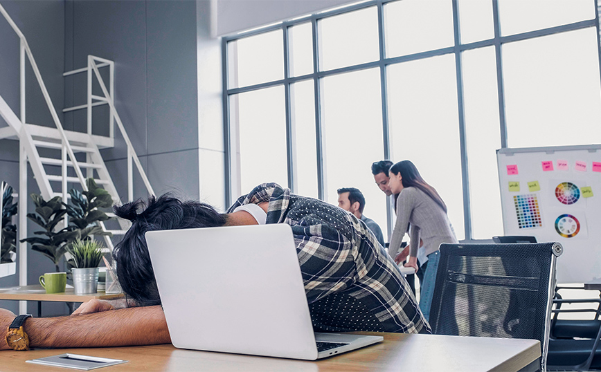 Κουρασμένος άντρας στη δουλειά Κουρασμένος άντρας στη δουλειά