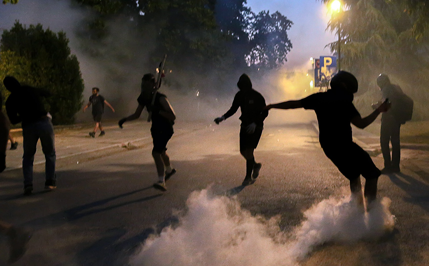 Επίθεση κουκουλοφόρων σε διμοιρία των ΜΑΤ έξω από το ΑΠΘ